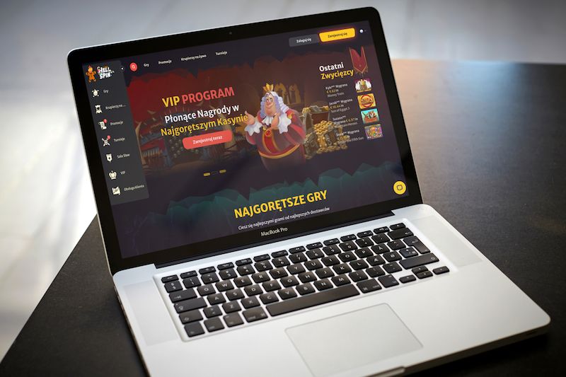 Strona główna kasyna HellSpin na ekranie laptopa