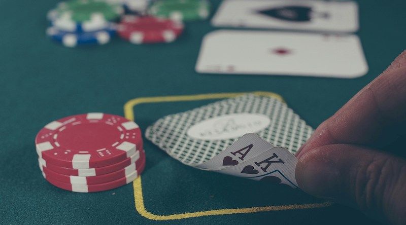 Karty do pokera i żetony