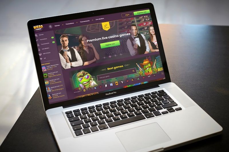 Strona główna kasyna Bizzo na ekranie komputera