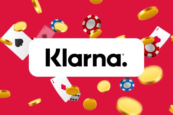 Logo Klarna na tle monet i żetonów kasynowych